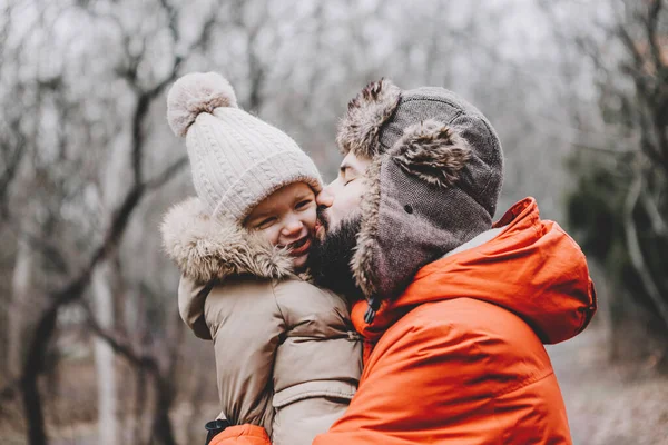 Handsome Young Dad His Little Sweet Daughter Have Fun Outdoors — Stock Photo, Image