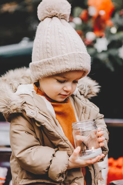 Portret Van Klein Mooi Meisje Wandelen Een Koele Winterdag Het — Stockfoto