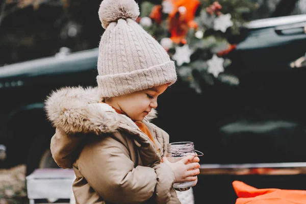 Porträtt Liten Söt Flicka Promenader Sval Vinterdag Parken Med Sina — Stockfoto