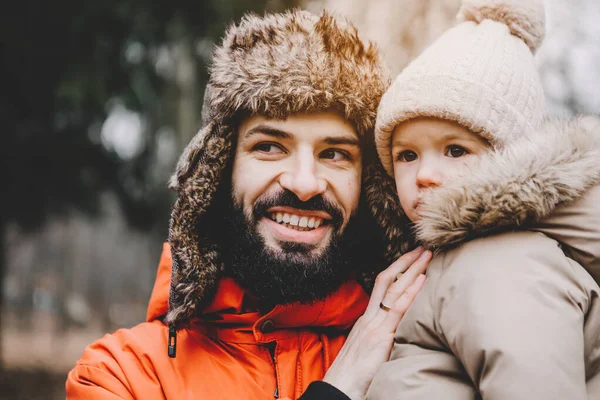 턱수염이 아버지와 귀여운 겨울에 밖에서 즐겁게 줍니다 — 스톡 사진