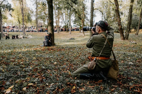 13.10.2019 Vinnitsa, Ukrayna: 2. Dünya Savaşı 'nda elinde kamerayla askeri fotoğrafçı