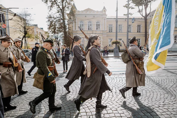 13.10.2019 Vinnitsa, Ukrayna: Almanya, Ukrayna ve Rusya 'dan askeri kulüplerin yer aldığı İkinci Dünya Savaşı askeri muharebelerinin yeniden inşasına sahne