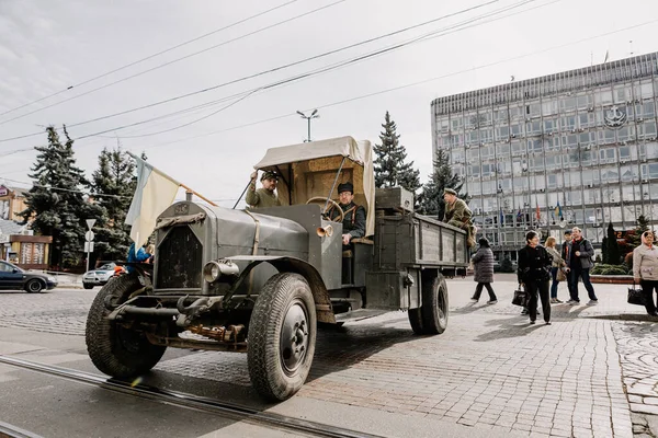 13.10.2019 Vinnitsa, Ukrayna: Almanya, Ukrayna ve Rusya 'dan askeri kulüplerin yer aldığı İkinci Dünya Savaşı askeri muharebelerinin yeniden inşasına sahne
