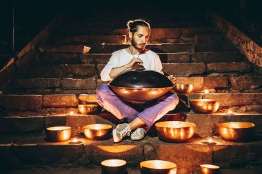 Tibet şarkı kaseleri ve yanan mumlarla çevrili bir adamın silueti gece şehrinin merdivenlerinde oturuyordu. Film üzerinde gürültü etkisi