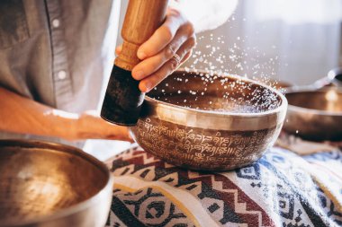 Masörlü bir spa ve Tibet müzik kaseleriyle rahatlatıcı bir masaj yapan bir müşteri.