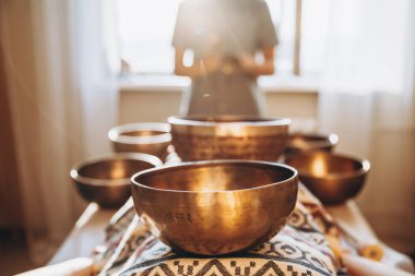 Masörlü bir spa ve Tibet müzik kaseleriyle rahatlatıcı bir masaj yapan bir müşteri.
