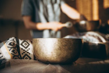 Masörlü bir spa ve Tibet müzik kaseleriyle rahatlatıcı bir masaj yapan bir müşteri.