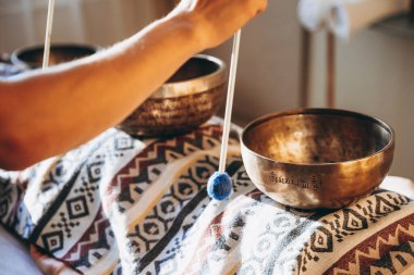 Masörlü bir spa ve Tibet müzik kaseleriyle rahatlatıcı bir masaj yapan bir müşteri.