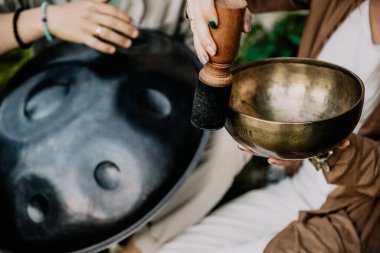 Tibet kâselerinin efendilerin ellerinde olduğu bir düette pervane fotoğrafını kapat.