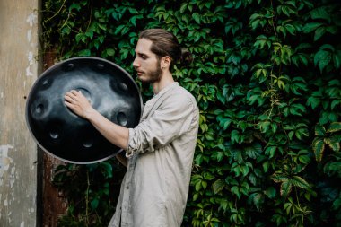 Bir müzisyenin ellerindeki pervane. Meditasyon ve rahatlama için alternatif çağdaş müzik arkaplanı