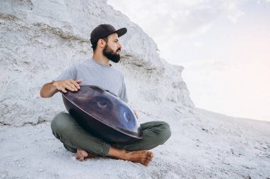 Sakallı hippi pervane çalar. Boşluğu kopyala