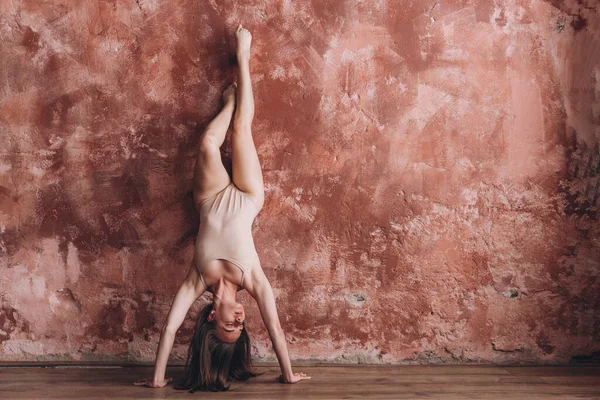 Pernas Femininas Elegantes Uma Jovem Executa Exercícios Ginástica Levantando Suas — Fotografia de Stock