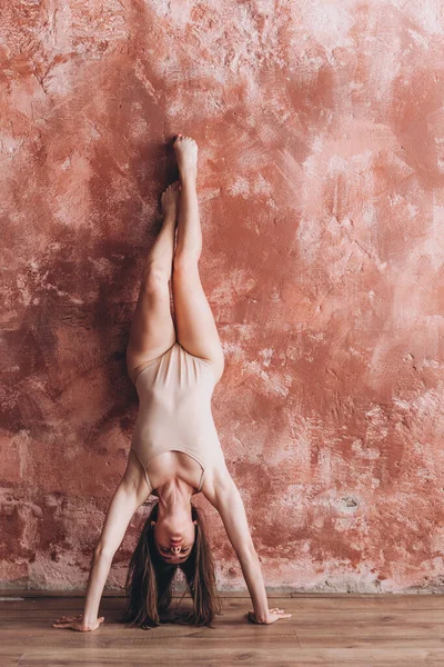 Pernas Femininas Elegantes Uma Jovem Executa Exercícios Ginástica Levantando Suas — Fotografia de Stock