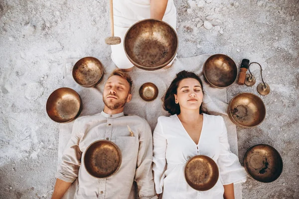 Thérapie Groupe Avec Bols Chantants Tibétains Pour Une Fille Garçon — Photo