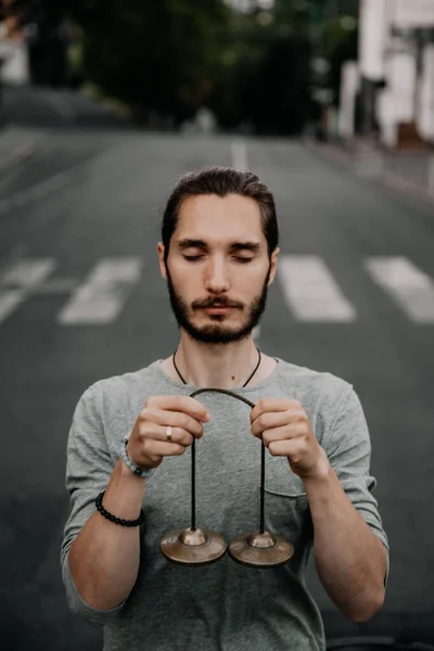 Karatali Hand Van Een Stijlvolle Man Met Een Baard Kopieerruimte — Stockfoto