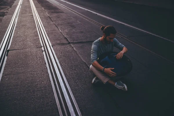 Joven Músico Tocando Tambor Colgante Calle Urbana — Foto de Stock