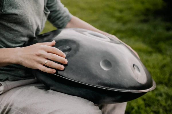 Zbliżenie Muzyk Gra Handpan — Zdjęcie stockowe