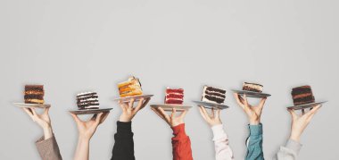 Yedi farklı tatlı tabağı var. Elleri tabağın üstünde. Tatma, tatlı seçimi, gastronomi, menü veya reklam konsepti