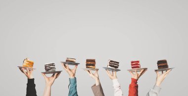 Onları kaldıran garsonların ellerinde farklı kek parçaları olan bir sürü tabak. Metnin için bir yer