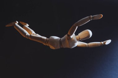 Uçan bir adamın ahşap modeli, bir adamın tepeden tırnağa düştüğü izlenimi.