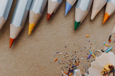 Renkli kalemlerin çizim, keskinleştirilmiş kalemler ve talaşlar için hazırlanması, sanatçılar için yaratıcı bir arka plan