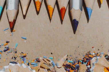 seçici odak: sanatsal yaratıcı atmosfer: kağıdın arka planında açılmış renkli kalemler