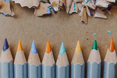seçici odak: sanatsal yaratıcı atmosfer: kağıdın arka planında açılmış renkli kalemler
