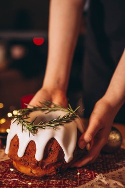 Noel çalı çırpısı: biberiye ve Noel dekoruyla süslenmiş Noel turtası. Kartpostal, pankart, bayram tebriği konsepti