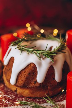 Noel çalı çırpısı: biberiye ve Noel dekoruyla süslenmiş Noel turtası. Kartpostal, pankart, bayram tebriği konsepti