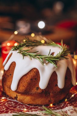 Noel çalı çırpısı: biberiye ve Noel dekoruyla süslenmiş Noel turtası. Kartpostal, pankart, bayram tebriği konsepti