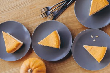 Masanın üzerinde balkabağı keki dilimleri olan bir sürü tabak var. Düz konum, instagram biçimi