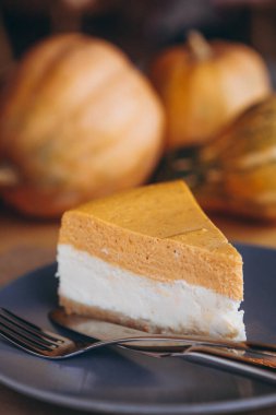 Bir parça balkabağı ev yapımı kek. Bayramlık tatlı konsepti. kabak turtası, rahat kafe arka planı, seçici odak, gürültü efekti