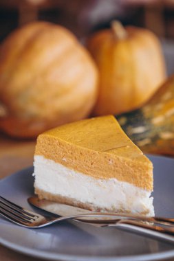 Lezzetli balkabağı turtası, Şükran Günü için tart, masada gri tabak. Üst Görünüm Kopyalama alanı