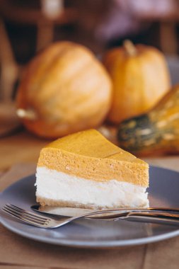 Bir parça balkabağı ev yapımı kek. Bayramlık tatlı konsepti. kabak turtası, rahat kafe arka planı, seçici odak, gürültü efekti