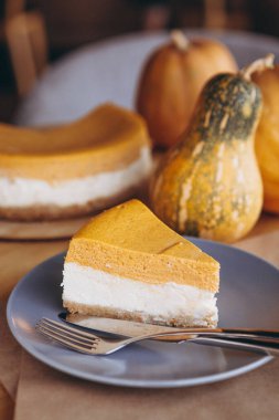 Bir parça balkabağı ev yapımı kek. Bayramlık tatlı konsepti. kabak turtası, rahat kafe arka planı, seçici odak, gürültü efekti