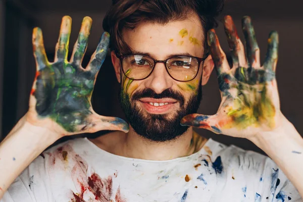 Kunstenaar Met Geschilderde Handen Portret Van Een Creatieve Schilder Die — Stockfoto