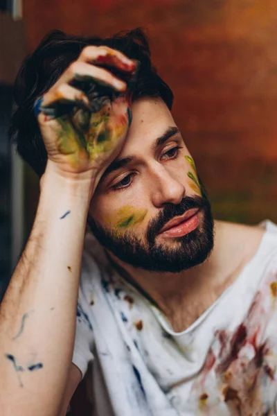 Stijlvolle Man Met Baard Bevlekt Met Gekleurde Verf Zijn Atelier — Stockfoto