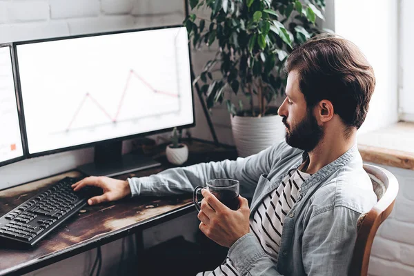 Konzentrierte Junge Geschäftsleute Brillen Prüfen Die Grafik Auf Computermonitoren Konzentrierter — Stockfoto