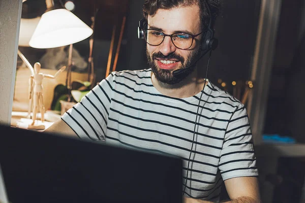 Ein Moderner Junger Mann Der Nachts Von Hause Aus Arbeitet — Stockfoto