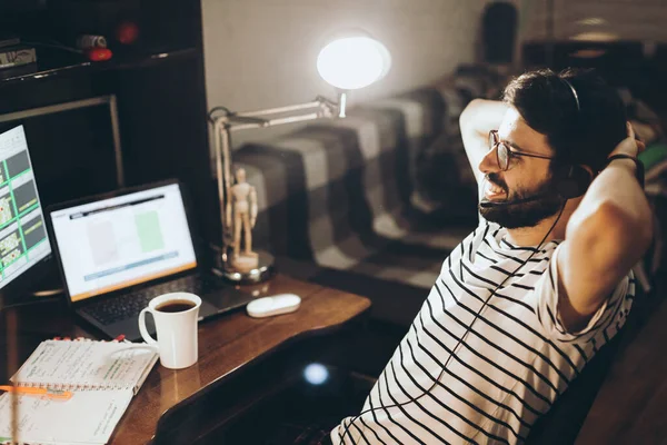 Stilvoller Bärtiger Mann Arbeitet Nachts Computer Hause Während Der Quarantäne — Stockfoto