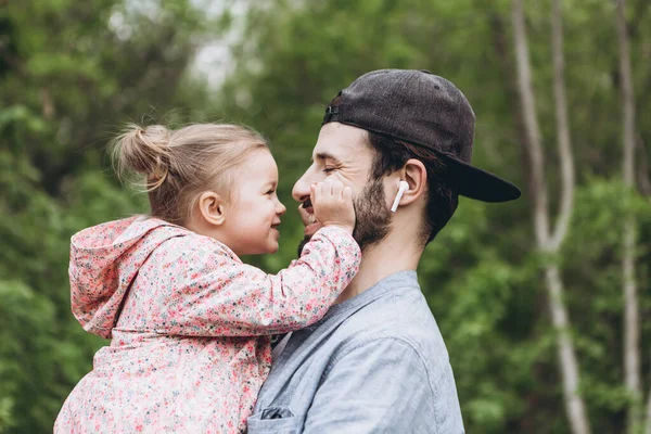一对快乐的父亲和他年幼的女儿在公园里散步 玩得很开心 — 图库照片
