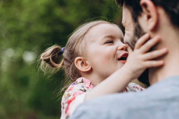 Gelukkig Paar Van Vader Zijn Jonge Dochter Hebben Plezier Het — Stockfoto