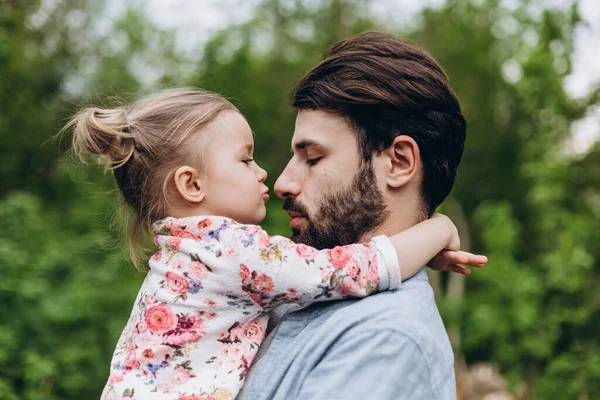 Šťastně Usmívající Mladý Táta Hraje Svým Dítětem Koncepce Rodinných Vztahů — Stock fotografie