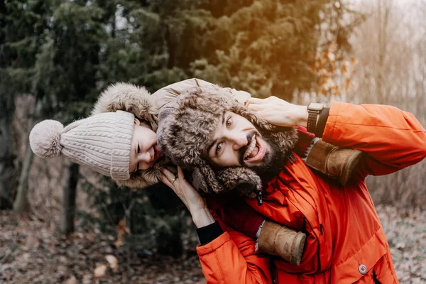 Lycklig Familj Koncept Far Och Dotter Leker Och Skrattar Kall — Stockfoto