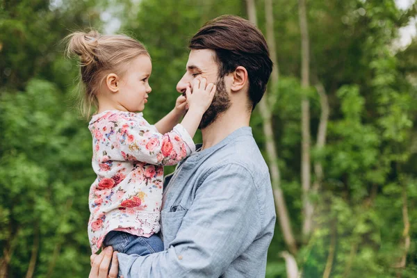 Baba ve kızı parkta eğleniyorlardı. Ebeveyn ve çocuğu doğada birlikte zaman geçiriyorlar ve dinleniyorlar.. 