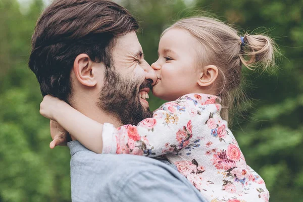Glad Leende Ung Pappa Leker Med Sin Unge Begreppet Familjeförhållanden — Stockfoto