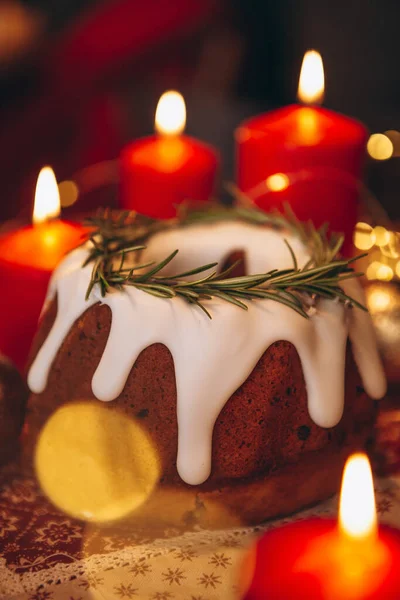 Christstollen Weihnachtskuchen Mit Rosmarin Und Weihnachtsdekor Auf Dem Tisch Konzept — Stockfoto