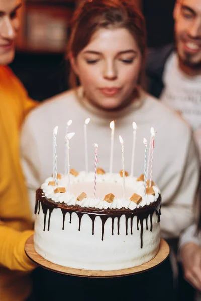 Menina Adolescente Atraente Comemorando Seu Aniversário Com Bolo Junto Com — Fotografia de Stock