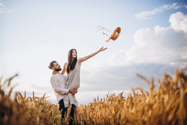 Jovem Família Feliz Hipsters Elegantes Andando Campo Trigo Outono Juntos — Fotografia de Stock