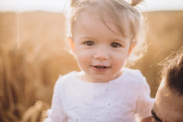 Söt Liten Flicka Med Ett Vackert Leende Bär Sommar Halm — Stockfoto